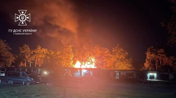 У Соснівці вночі згоріли  три гаражі