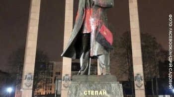Суд Львова покарав вандала, який облив фарбою пам’ятник Бандері