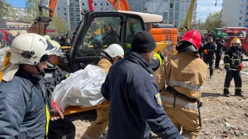 Рятувальники дістають людей із-під завалів