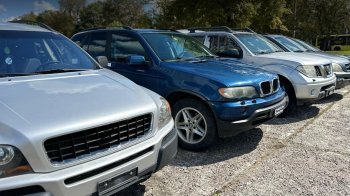 На Львівщині під виглядом гуманітарної допомоги незаконно завезли майже пів сотні авто