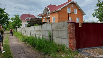 Власників будинків біля Львова змусили демонтувати паркан встановлений на комунальній дорозі