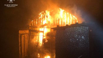 Вогонь міг перекинутись на будинки поблизу: у Червоноградському районі горіла дерев’яна будівля