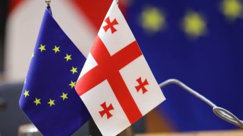 Прапор Грузії та ЄС стоїть на столі