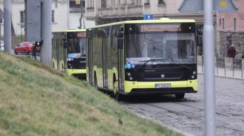 У Львові першого листопада збільшать кількість транспорту, який курсує до кладовищ