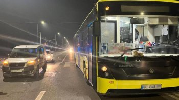 У Львові водій автобуса збив пішохода: чоловіка госпіталізували