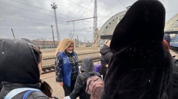 Зустріч евакуйованих людей на львівському вокзалі