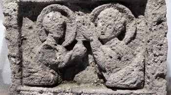 Плита з зображенням двох ангелів, фото Волинської обласної прокуратури