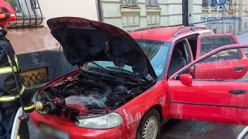 У Львові вогнеборці загасили палаюче авто: деталі