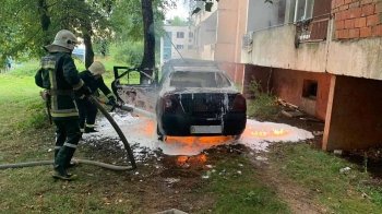 На Львівщині вщент згорів припаркований біля будинку автомобіль