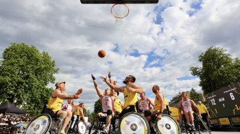 У центрі Львова ветерани зіграли в баскетбол на кріслах колісних