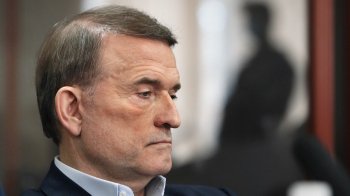 У хатньої помічниці Медведчука під час обшуків виявили майже півмільйона доларів