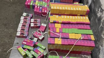 У Шегинях викрили контрабанду електронних сигарет в стелі мікроавтобуса