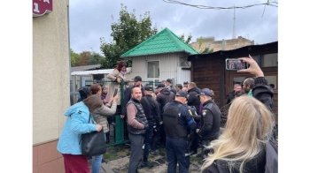 У центрі Львова демонтують самовільно встановлений паркан, що перешкоджає руху