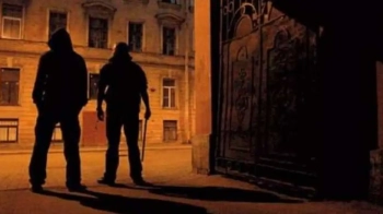 У Києві на вулиці злодії напали на чоловіка та відібрали 2 млн гривень