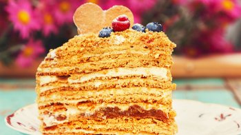 Торт медовик: рецепт класичний та з заварним кремом