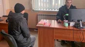 У Дрогобичі поліцейські спіймали жінку, яка замальовувала таблички на історичних об’єктах