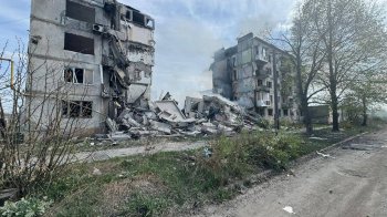 Фото п’ятиповерхівки у Очеретине, на яку росіяни скинули КАБ