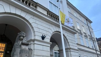 Світ прощається з Папою Бенедиктом XVI: перед львівською Ратушею вивісили прапор Ватикану на знак солідарності 