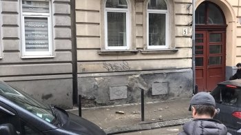 «Добре, що під ним не було людей»: у Львові перехожий став свідком обвалу фрагменту балкона