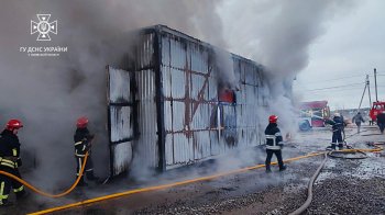 На Яворівщині горіли СТО та автомийка, знищено декілька машин