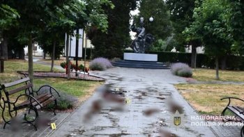 У центрі Яворова під час сварки чоловік ножем порізав ноги місцевому