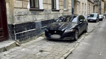 У Львові назвали ТОП-10 вулиць, де водії найчастіше паркуються на тротуарах