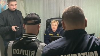 Інспекторку Львівської митниці викрили на хабарі