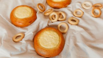 Пишні ватрушки з сиром: простий рецепт домашньої випічки