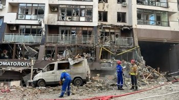 Дівчинку, яку дістали з під завалів у Києві, перебуває у стабільному стані