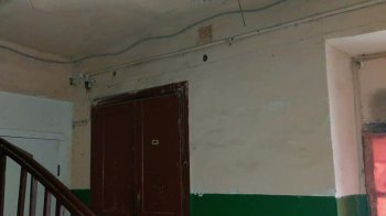 В центрі міста штукатурка падає на голову: львів’яни поскаржились на жахливий стан у під’їзді житлового будинку