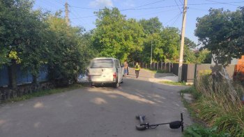 Біля Львова 50-річну водійку електросамоката госпіталізували після ДТП