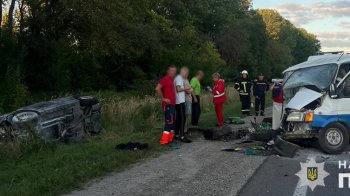 На Львівщині через зіткнення легковика з мікроатобусом загинула 59-річна жінка