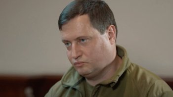 Андрій Юсов дивиться в камеру