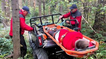 На горі Парашка травмувався турист: рятувальники спускали його з гори на ношах