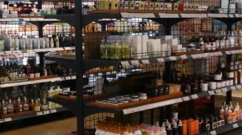 Обікрав двічі: у Львові чоловік вкрав із торгового центру косметику та повернувся за нею знову