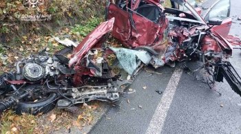 На Львівщині сталася смертельна ДТП: водій легковика розбився у зіткненні з вантажівкою (фото)