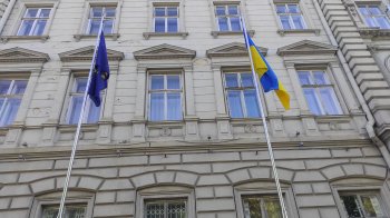 Два прапори розвіваються на вітрі