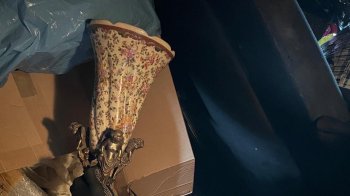 Прикордонники на Львівщині вилучили у пасажирки вазу й чашу 1895 року