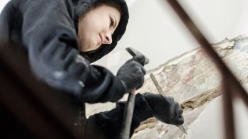 Реставратори відновлюють стінописи колишньої галереї домініканського монастиря у Львові