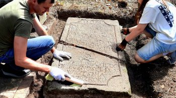 У Львові знайшли один із найдавніших надгробків на Личаківському цвинтарі