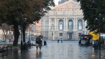 Люди йдуть вулицями Львова