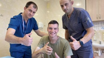 Львівські лікарі відновили функції рук пораненому парамедику