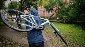 У Червонограді чоловік посеред вулиці викрав у дитини велосипед