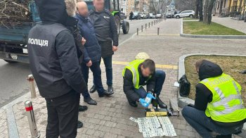 Посадовець Міністерства культури вимагав хабар за допомогу у вивезенні антикварної зброї за кордон
