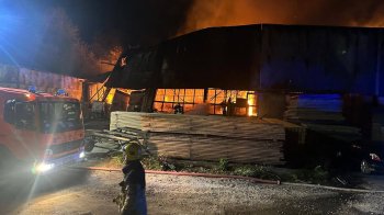 У Львові вночі виникла масштабна пожежа на території автобусного заводу