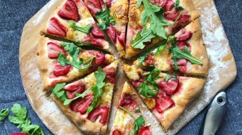 3 оригінальні рецепти з полуниці, які вас здивують: полуничне гаспачо, піца і мариновані ягоди