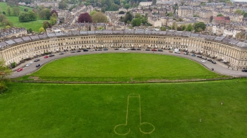 На місці коронації короля Чарльза на газоні викосили велетенський пеніс