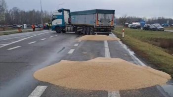 Посольство України в Польщі звернулося до поліції через інцидент з зерном