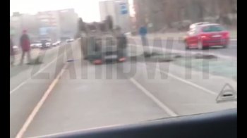 У Львові на вулиці Стуса автівка перекинулась на дах на трамвайній колії (фото)