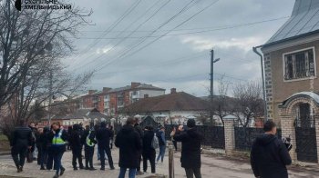 У Хмельницькому люди збираються біля храму, де ченці УПЦ МП побили військового